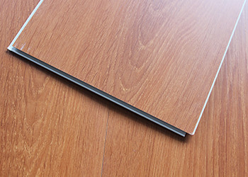高輝度ポリ塩化ビニールの床タイルの利用できる反スリップの変化色およびパターン