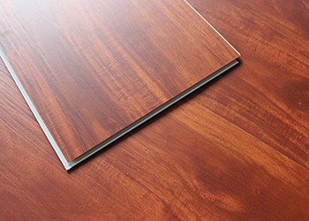 紫外線コーティングの乾燥した背部ビニールの板のフロアーリングの摩耗の層0.3-0.7mmの反腐食
