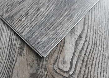積層の防水ビニールの板のフロアーリング/木製の一見のビニールのタイルの反タバコ